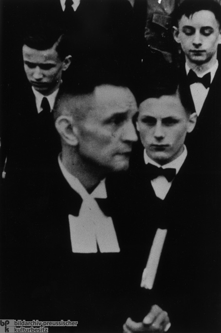 Martin Niemöller in Berlin-Dahlem mit Konfirmanden, kurz vor seiner Verhaftung (Frühjahr 1937)